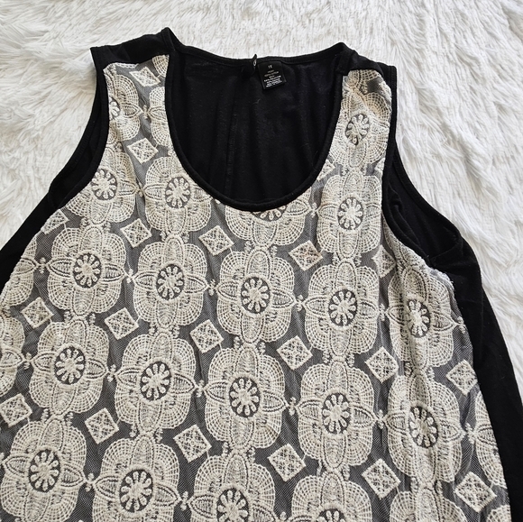 New directions sharkbite hemline lace accents size 1X - Picture 3 of 6